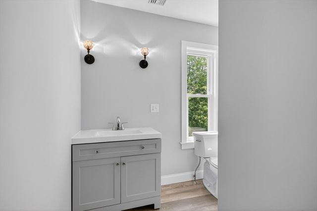 28 Greendale Ave, Worcester, MA 01606
