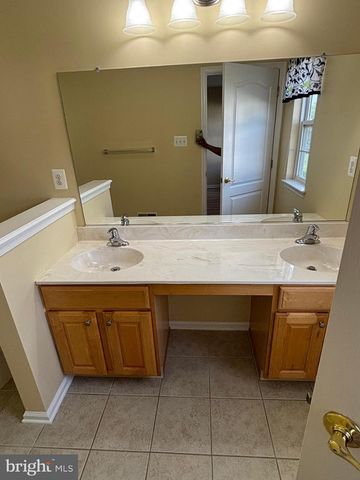 26 SPINNAKER DR, Mount Laurel, NJ 08054