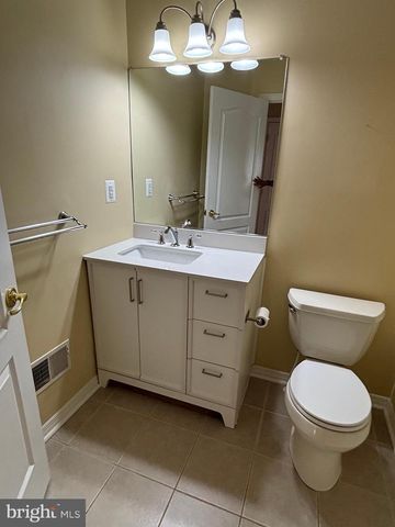 26 SPINNAKER DR, Mount Laurel, NJ 08054