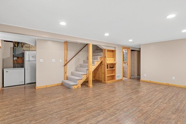 2570 Avon Street N, Roseville, MN 55113