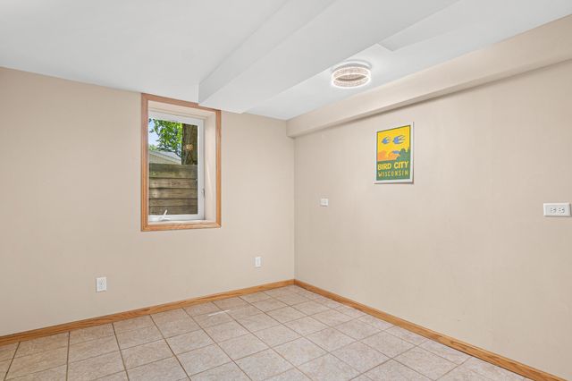2570 Avon Street N, Roseville, MN 55113