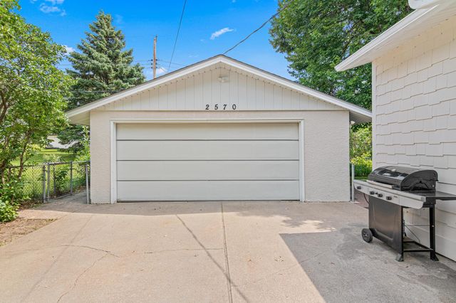 2570 Avon Street N, Roseville, MN 55113