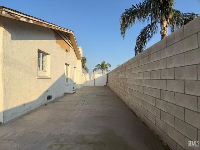 104 S Kincaid Street, Bakersfield, CA 93307