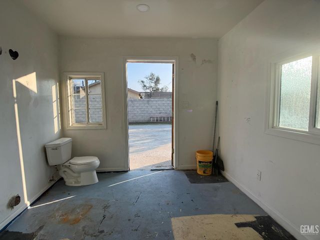 104 S Kincaid Street, Bakersfield, CA 93307