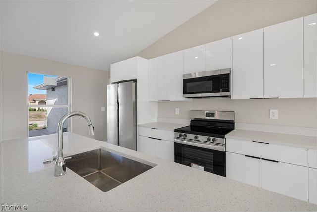 2823 NE 5th PL, Cape Coral, FL 33909