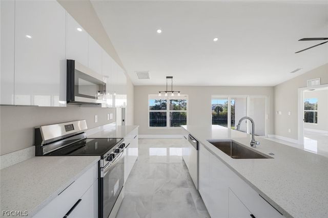 2823 NE 5th PL, Cape Coral, FL 33909