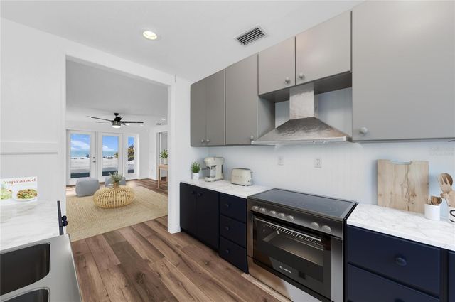 3007 AVENUE F, Holmes Beach, FL 34217