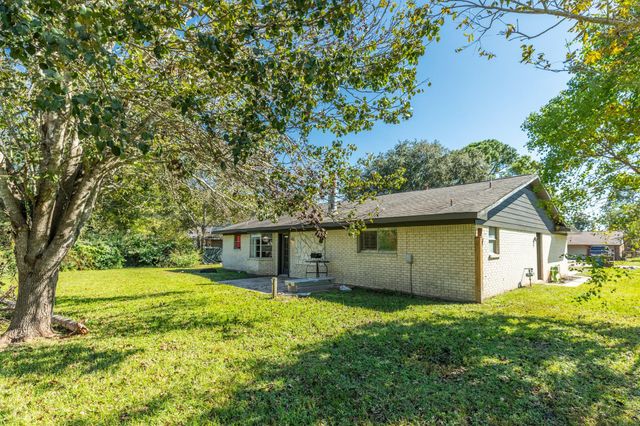 114 Singleton Street, Jones Creek, TX 77541