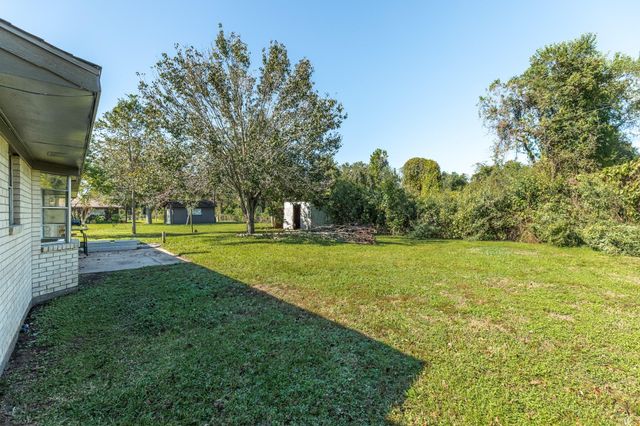 114 Singleton Street, Jones Creek, TX 77541