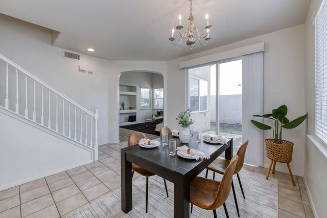 673 W Fontaine Lane, Clovis, CA 93619