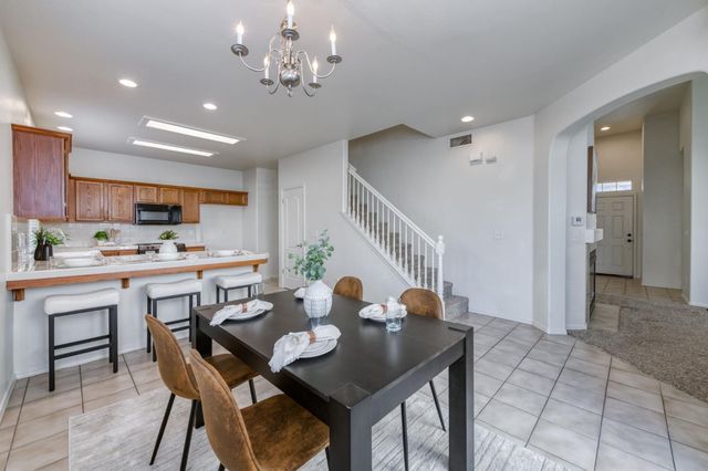 673 W Fontaine Lane, Clovis, CA 93619