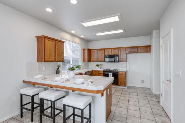 673 W Fontaine Lane, Clovis, CA 93619