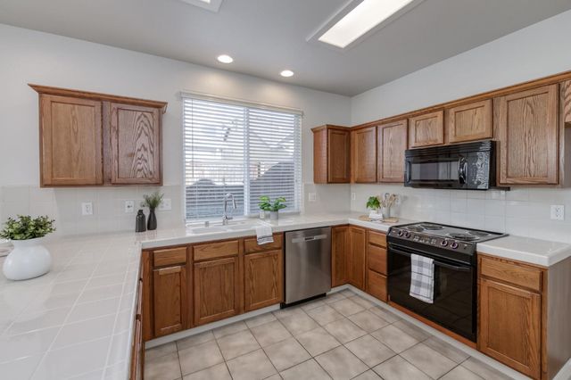 673 W Fontaine Lane, Clovis, CA 93619