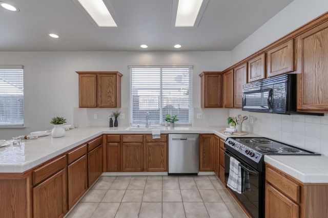 673 W Fontaine Lane, Clovis, CA 93619