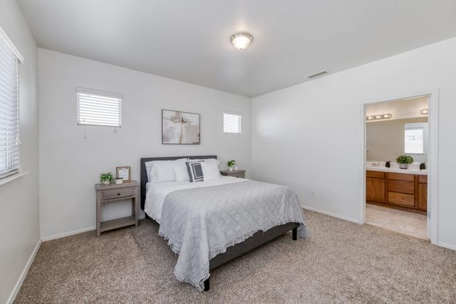 673 W Fontaine Lane, Clovis, CA 93619