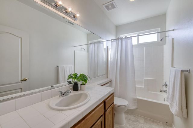 673 W Fontaine Lane, Clovis, CA 93619