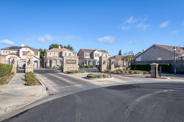 673 W Fontaine Lane, Clovis, CA 93619