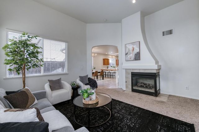 673 W Fontaine Lane, Clovis, CA 93619