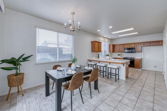 673 W Fontaine Lane, Clovis, CA 93619