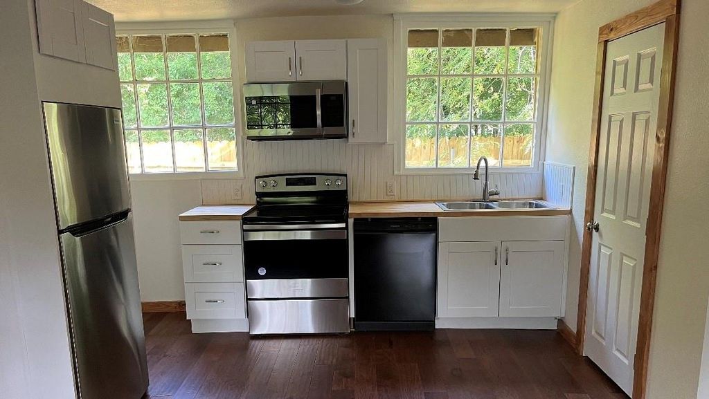 106 S Avenue A E, Elgin, TX 78621