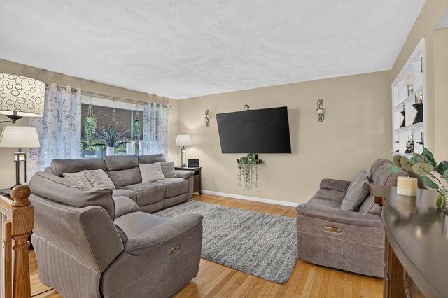 17 Coach Rd, Billerica, MA 01862