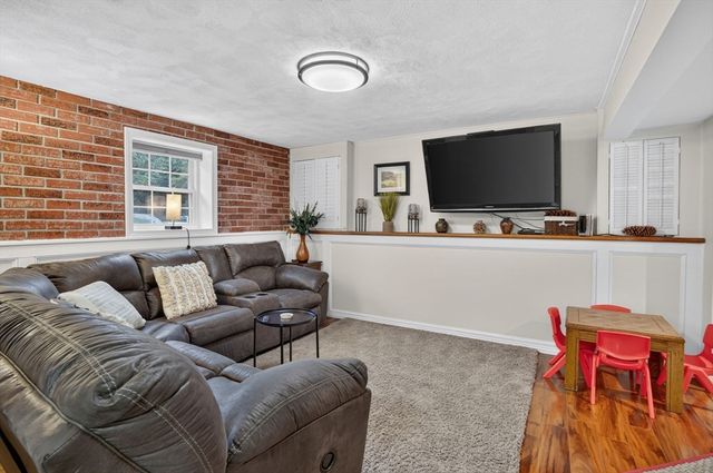 17 Coach Rd, Billerica, MA 01862