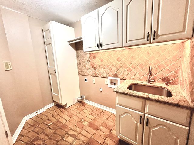 15555 Mosscove Circle, Dallas, TX 75248