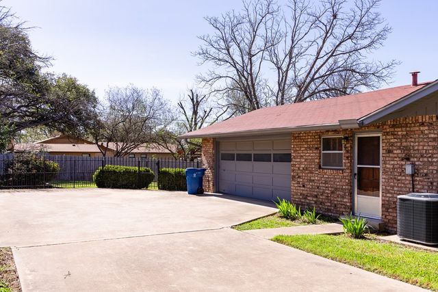 601 Overhill Dr, Kerrville, TX 78028