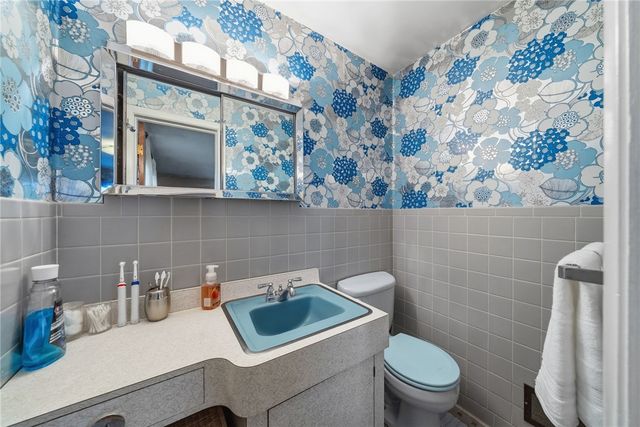 505 Oxford Blvd, Mt Lebanon, PA 15243