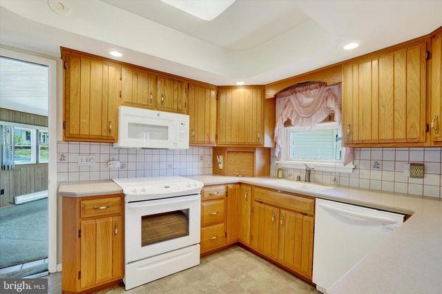 3242 ELMAE DR, Lancaster, PA 17601