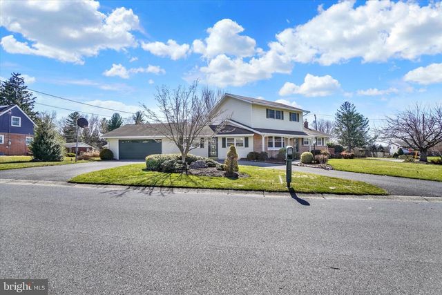 3242 ELMAE DR, Lancaster, PA 17601