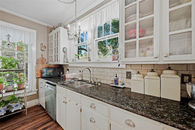 221 W 5th Street, Bonham, TX 75418