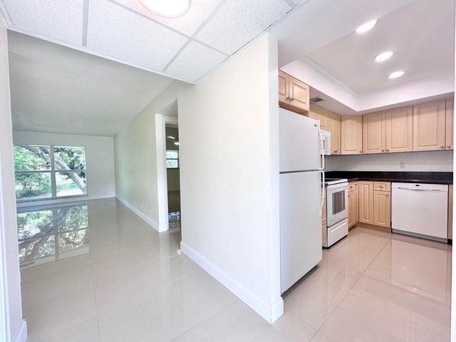 10193 N Military Drive 203, Palm Beach Gardens, FL 33410