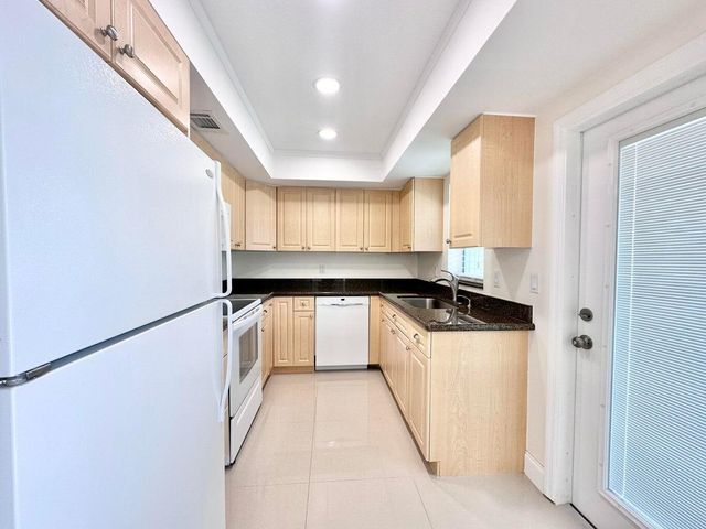 10193 N Military Drive 203, Palm Beach Gardens, FL 33410