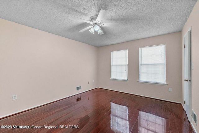 237 Wycoff Way W, East Brunswick, NJ 08816