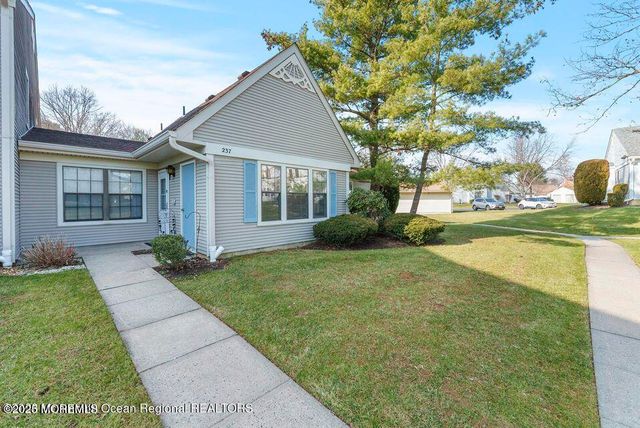 237 Wycoff Way W, East Brunswick, NJ 08816
