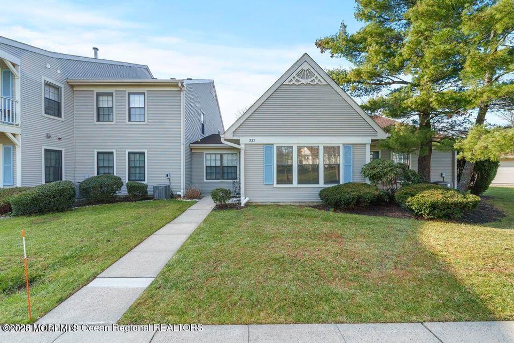 237 Wycoff Way W, East Brunswick, NJ 08816