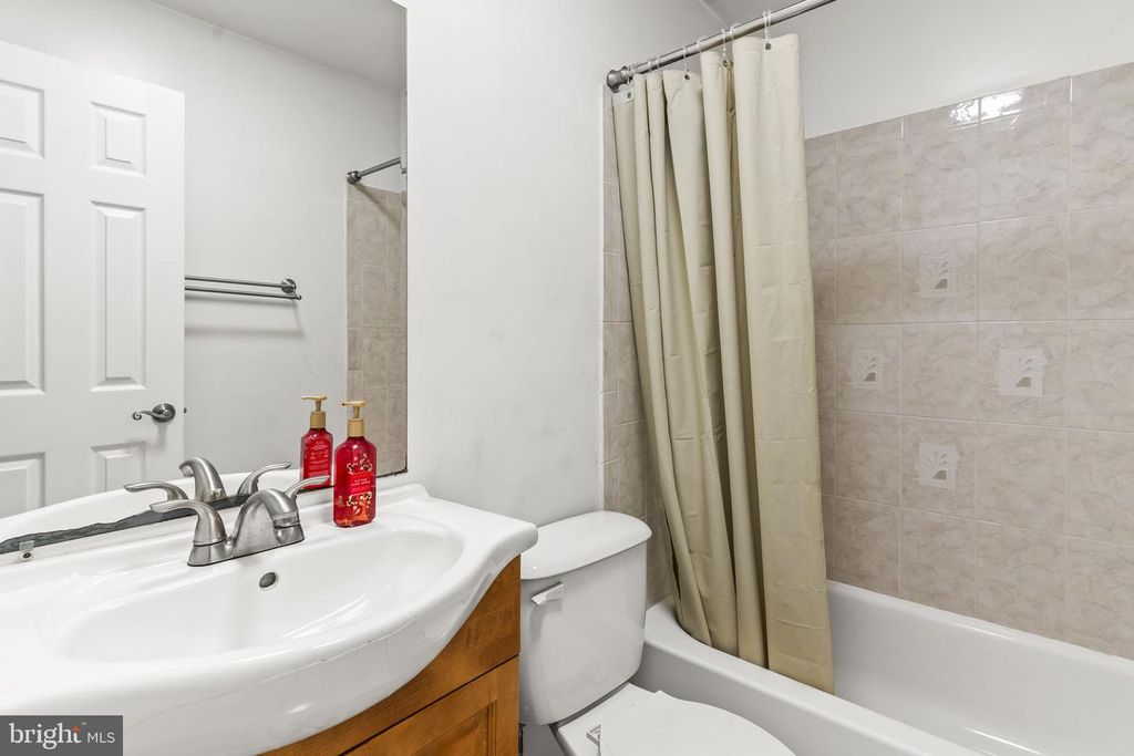 Image 11 of property listing at 8400 WARREN DR, Pomfret, MD 20675