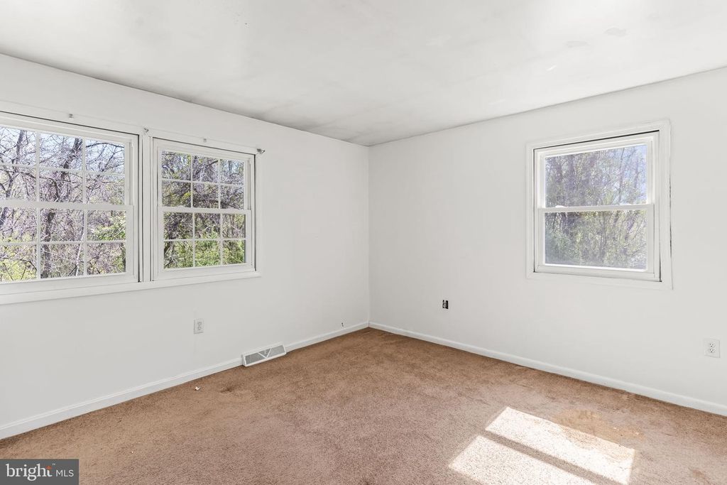 Image 12 of property listing at 8400 WARREN DR, Pomfret, MD 20675