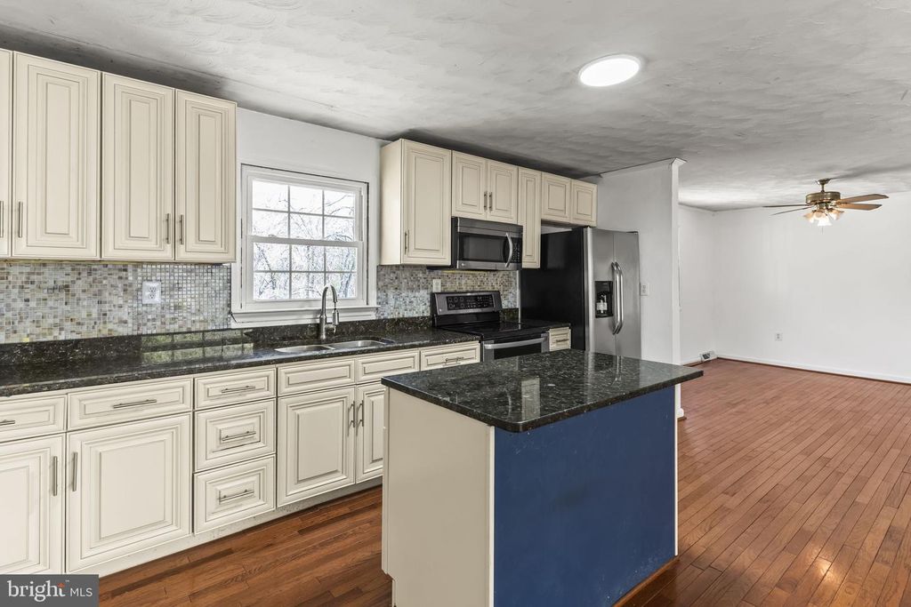 Image 2 of property listing at 8400 WARREN DR, Pomfret, MD 20675