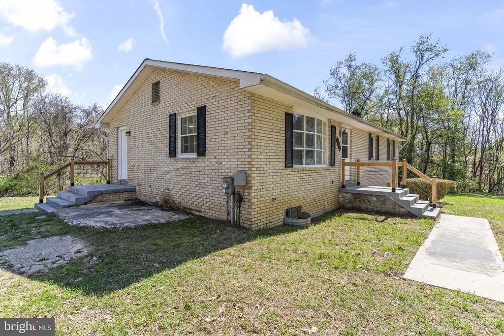 Image 27 of property listing at 8400 WARREN DR, Pomfret, MD 20675