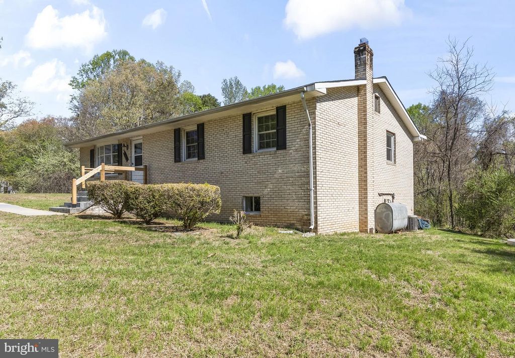 Image 28 of property listing at 8400 WARREN DR, Pomfret, MD 20675