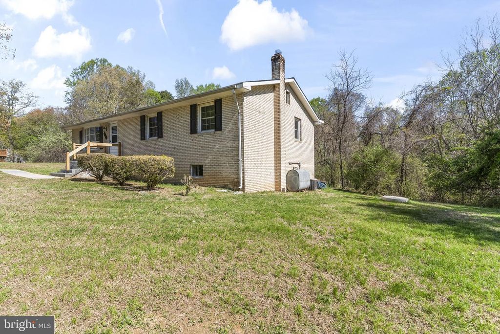 Image 29 of property listing at 8400 WARREN DR, Pomfret, MD 20675