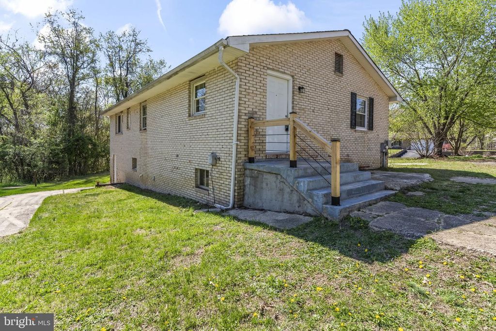 Image 30 of property listing at 8400 WARREN DR, Pomfret, MD 20675