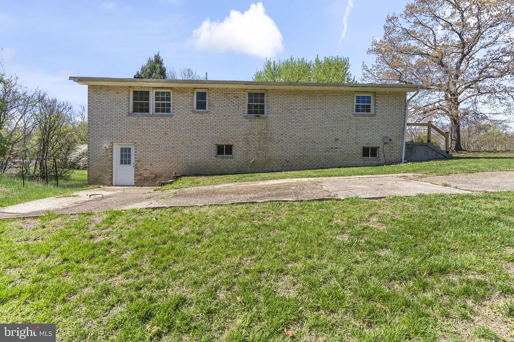 Image 31 of property listing at 8400 WARREN DR, Pomfret, MD 20675