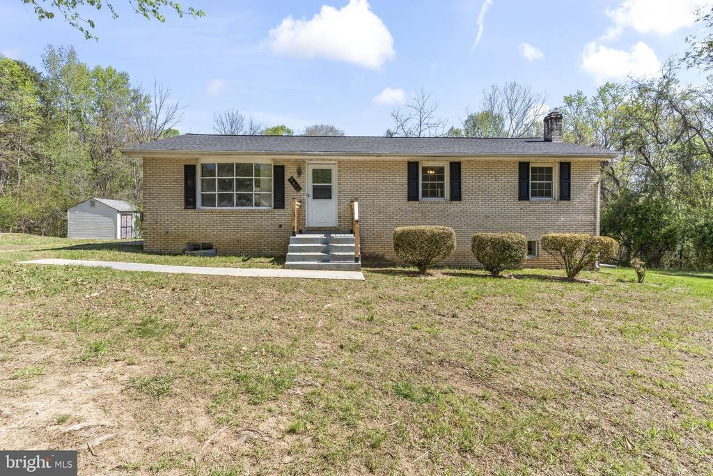 Image 33 of property listing at 8400 WARREN DR, Pomfret, MD 20675