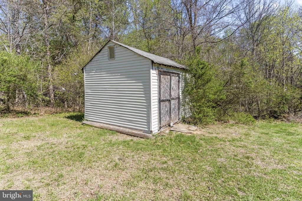 Image 35 of property listing at 8400 WARREN DR, Pomfret, MD 20675