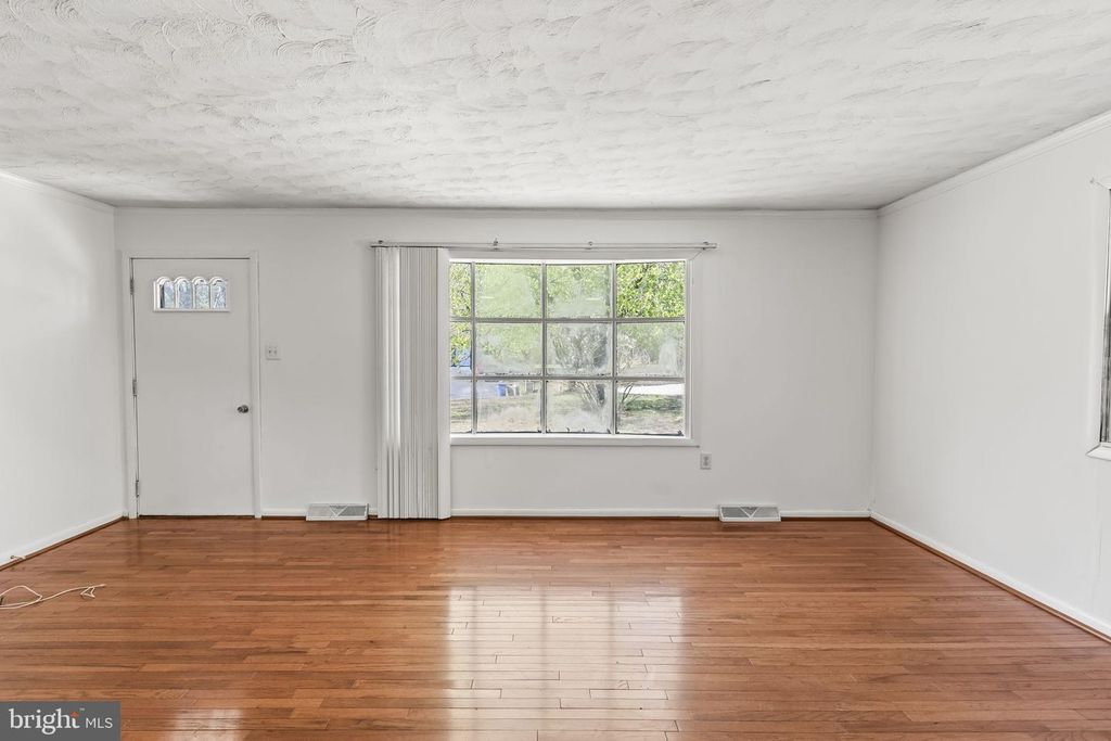 Image 4 of property listing at 8400 WARREN DR, Pomfret, MD 20675