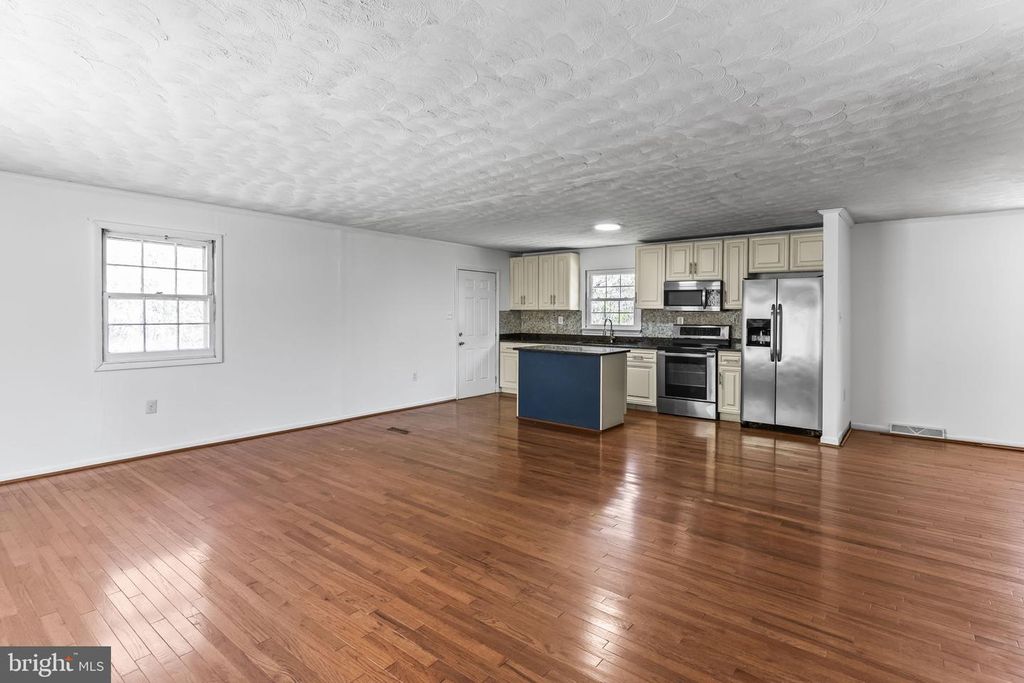 Image 5 of property listing at 8400 WARREN DR, Pomfret, MD 20675