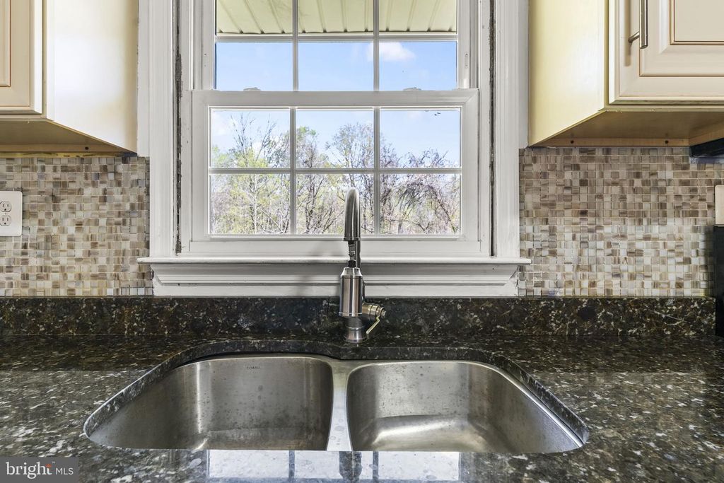 Image 6 of property listing at 8400 WARREN DR, Pomfret, MD 20675